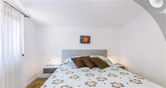 Fig Tree Apartment *